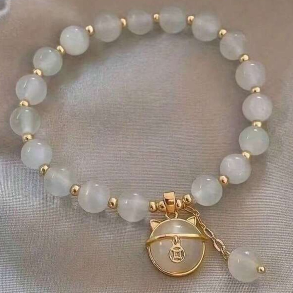 ⚪️😺⚪️ NATURAL WHITE CATS EYE BRACELET CHIC GOLD AND WHITE CAT CHARM❗️ - Picture 3 of 4